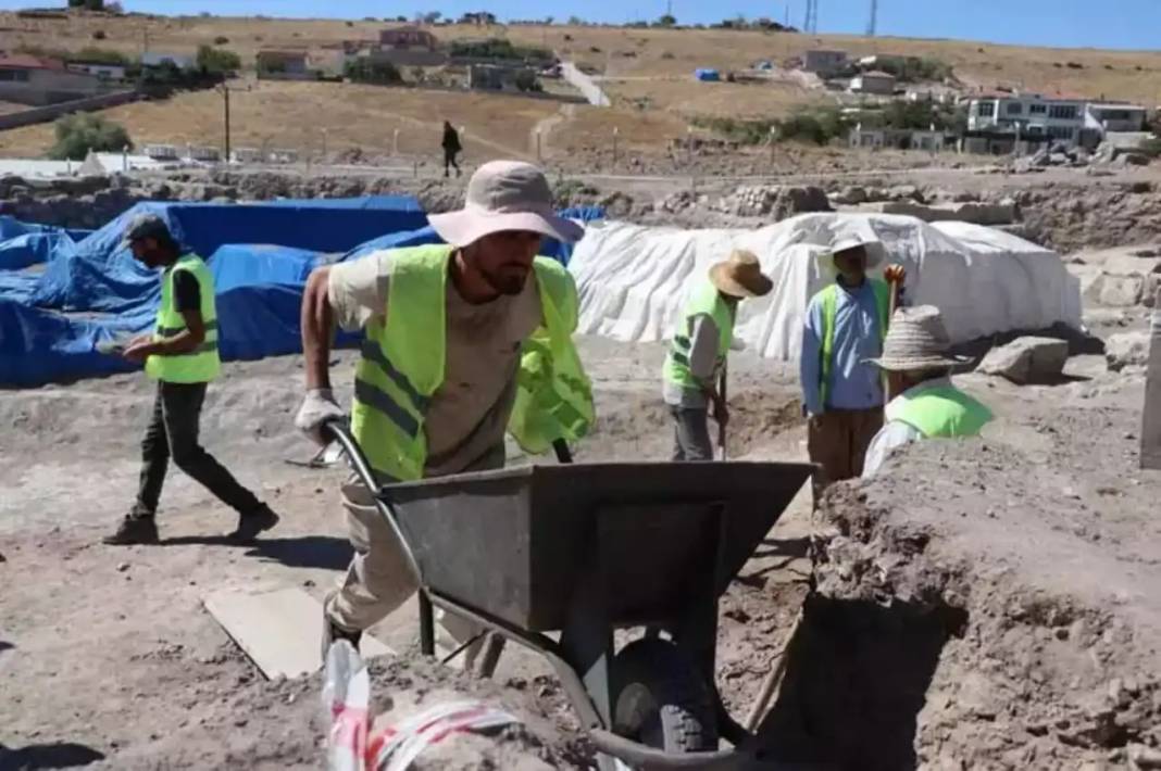 En Büyük Mozaik Kazısında Çocuk ve Yetişkin Mezarları Bulundu 8